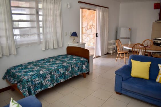 Lounge with 1 single bed